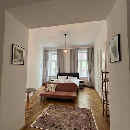 Centrally-Located Authentic Apartment Відень Екстер'єр фото