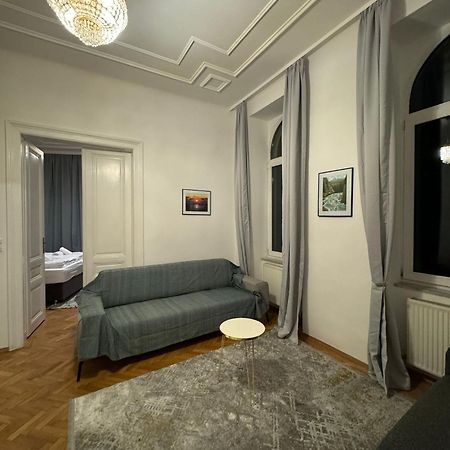Centrally-Located Authentic Apartment Відень Екстер'єр фото