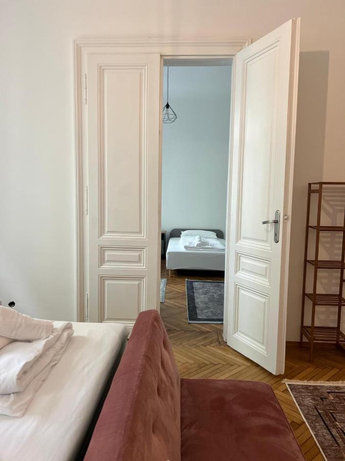 Centrally-Located Authentic Apartment Відень Екстер'єр фото