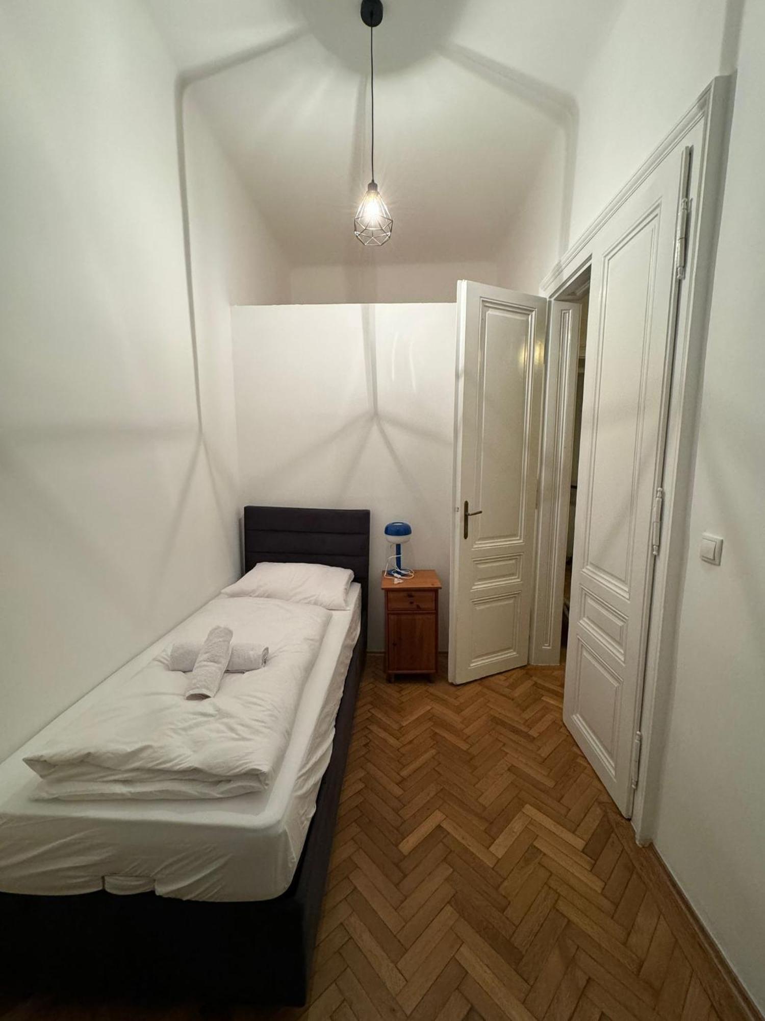 Centrally-Located Authentic Apartment Відень Екстер'єр фото