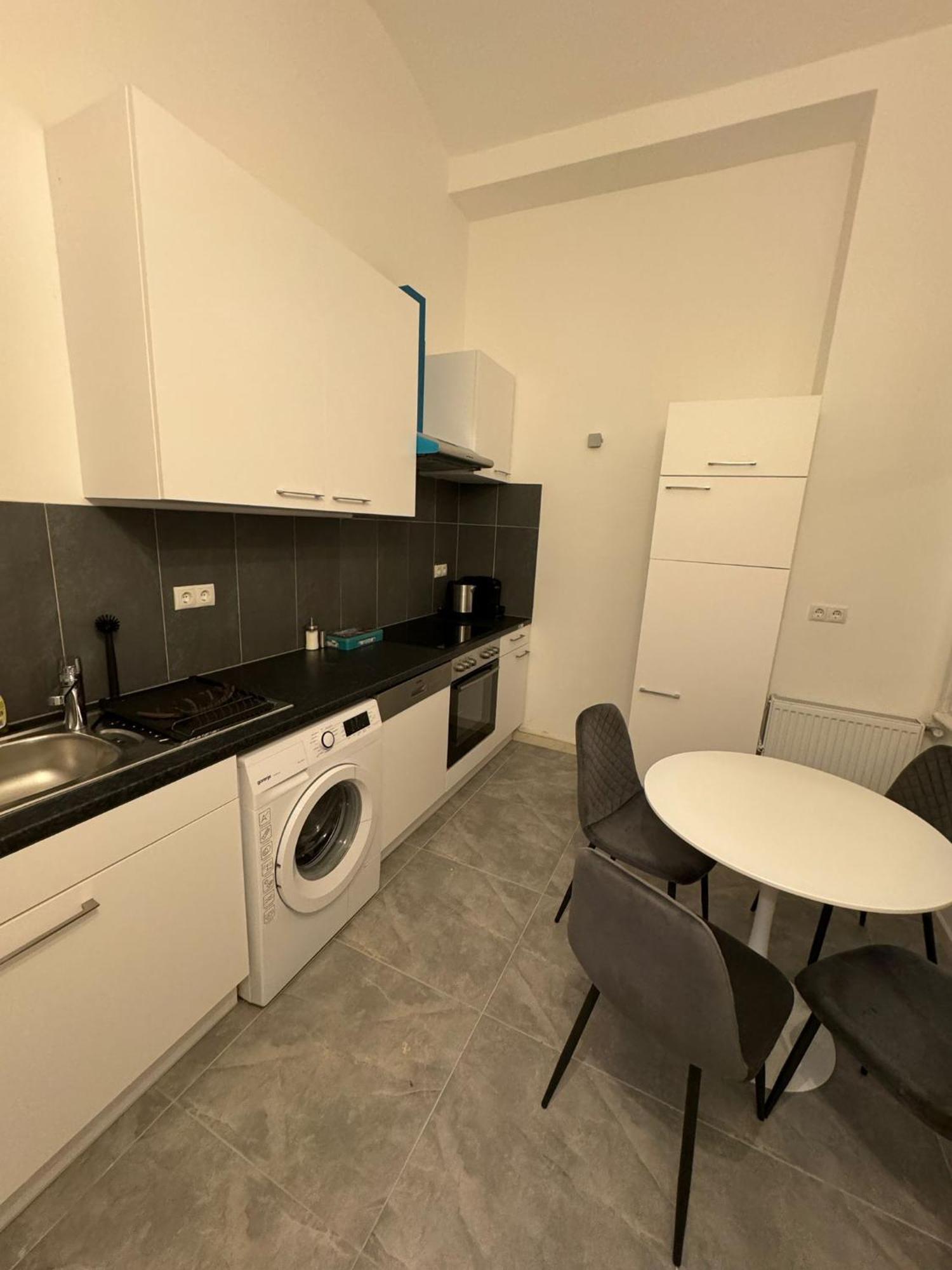 Centrally-Located Authentic Apartment Відень Екстер'єр фото