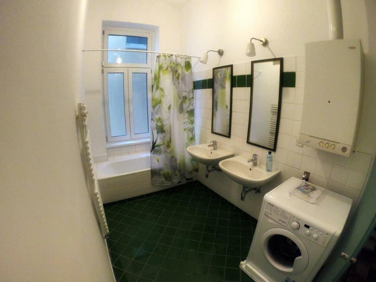 Centrally-Located Authentic Apartment Відень Екстер'єр фото