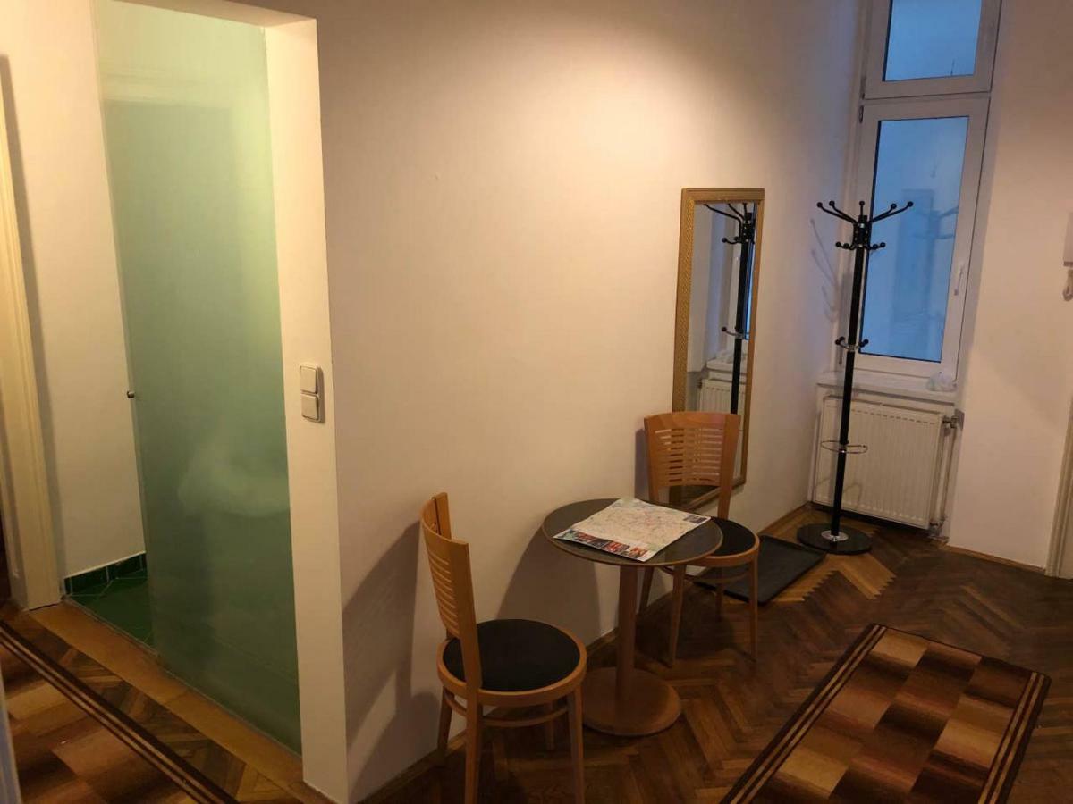 Centrally-Located Authentic Apartment Відень Екстер'єр фото